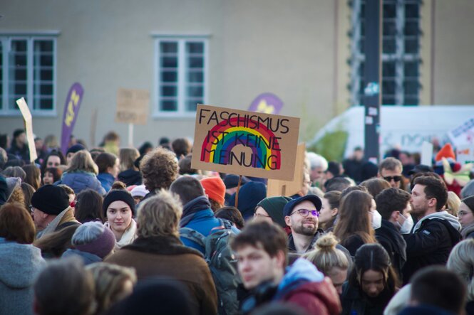 Zu sehen ist ein Foto einer Demonstration gegen Rechts