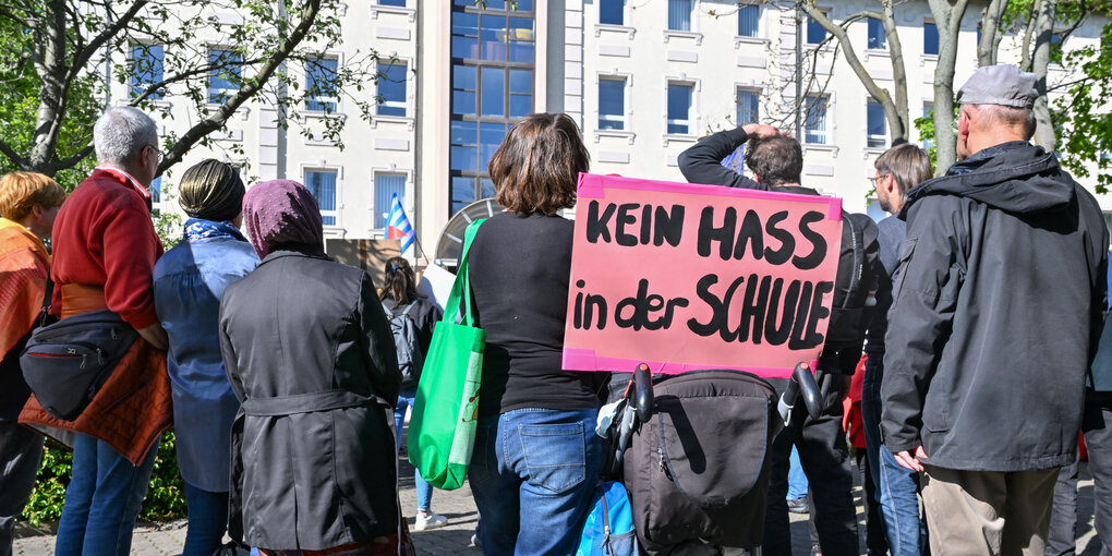 Ein Schild mit der Aufschrift "Kein Hass in der Schule" ist bei der Demonstration "Vielfalt statt Einfalt - Schule ohne Diskriminierung" vor dem Schulamt in Cottbus zu lesen.