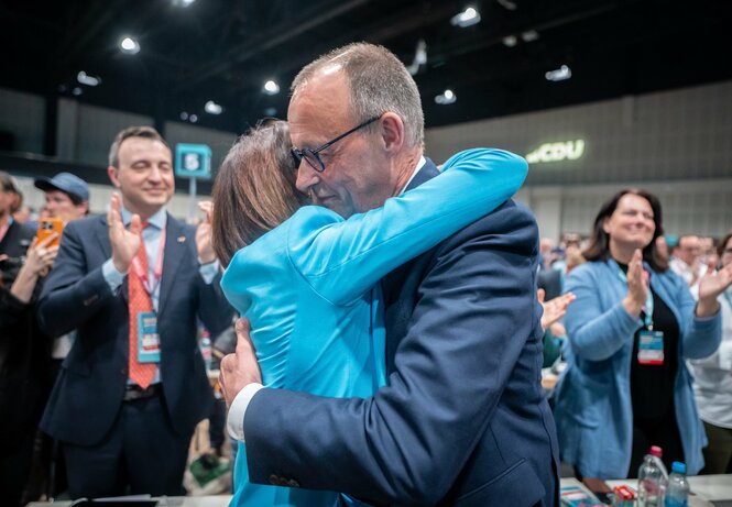 Charlotte und Friedrich Merz sich umarmend