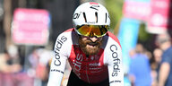 Simon Geschke bei der Zieldurchfahrt einer Berankunft beim Giro d'Italia