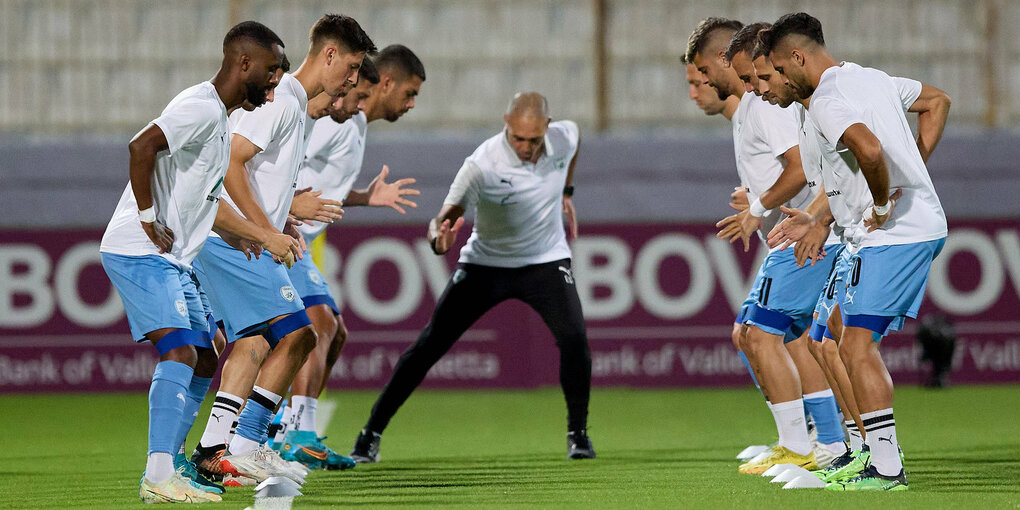 Spieler der israelischen nationalmannschaft beim Aufwärmtraining