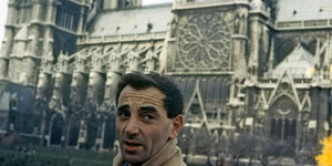 Charles Aznavour vor der Kathedrale Notre-Dame Paris