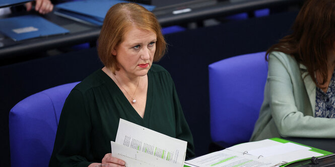 Lisa Paus mit Unterlagen im Plenarsaal des Deutschen Bundestages