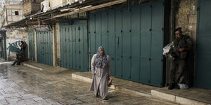 Eine palästinensische Frau geht an israelischen Grenzsoldaten in der Jerusalemer Altstadt vorbei