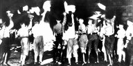 Historisches Foto: Studenten und SA-Leute verbrennen 1933 in Berlin Bücher