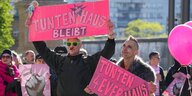 Demonstranten halten vor dem Berliner Abgeordnetenhaus Plakate mit der Aufschrift "Tuntenhaus bleibt" und "Tuntenhaus 4ever".