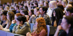 Studierende in einem großen Hörsaal am Tag der Erstsemesterbegrüßung zum Wintersemester 2023/24 an der Uni Köln. Symbolbild