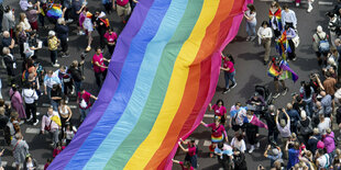 CSD Parade in Berlin mit Queer Flagge