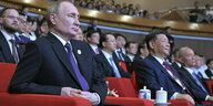 Putin und Xi am Donnerstag sitzen in roten Sesseln bei einem Konzert in Peking aus Anlass der Aufnahme diplomatischer Beziehungen vor 75 Jahren