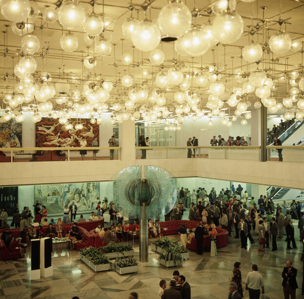 Blick in das helle Foyer mit der Glasblume von Reginald Richter und Richard Wilhelm, im Hintergrund die Schlossgalerie