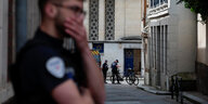 Ein Polizist vor der Synagoge von Rouen