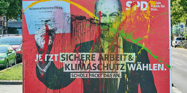 Ein Beschädigtes Wahlplakat der SPD zeigt den beschmierten Olaf Scholz