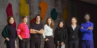 Jury 2024. Ibou Coulibaly Diop, Cia Rinne, Khuê Phạm, Asal Dardan, Deniz Utlu, Beatrice Faßbender und Olga Radetzkaja (v.r.n.l.)