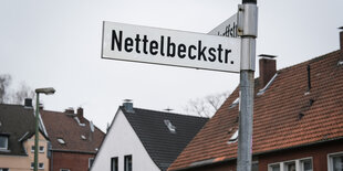 Einige Giebel und Dächer, davor ein Straßenschild. Es ist die Nettelbeckstraße.