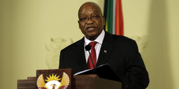 Südafrikas ehemaliger Präsident Zuma vor einem Rednerpult