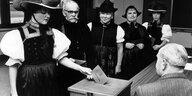 Wähler in Trachten bei der Landtagswahl in Baden-Württemberg 1972
