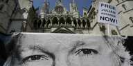 Porträt von Julian Assange, im Hintergrund der High Court.