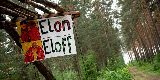 Ein Banner mit der Aufschrift "Elon - Eloff" hängt von einem Baumhaus.