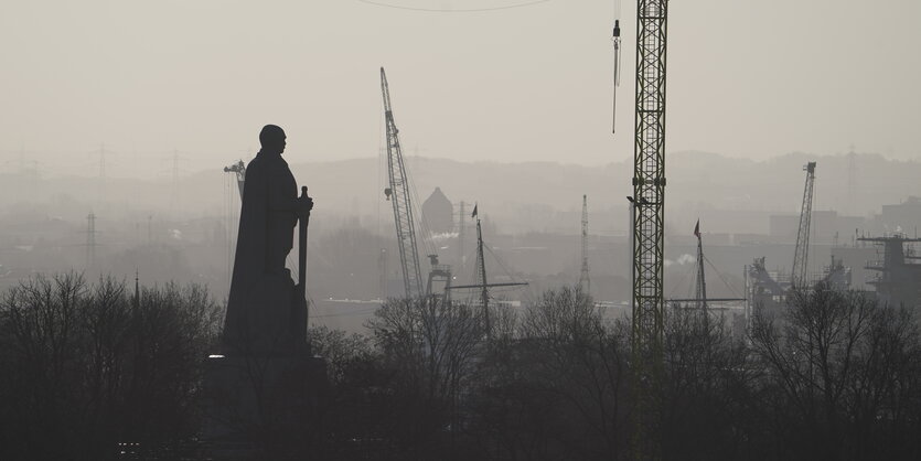 Das Bismarck-Denkmal ist als Silhouette in der Morgensonne zu sehen.