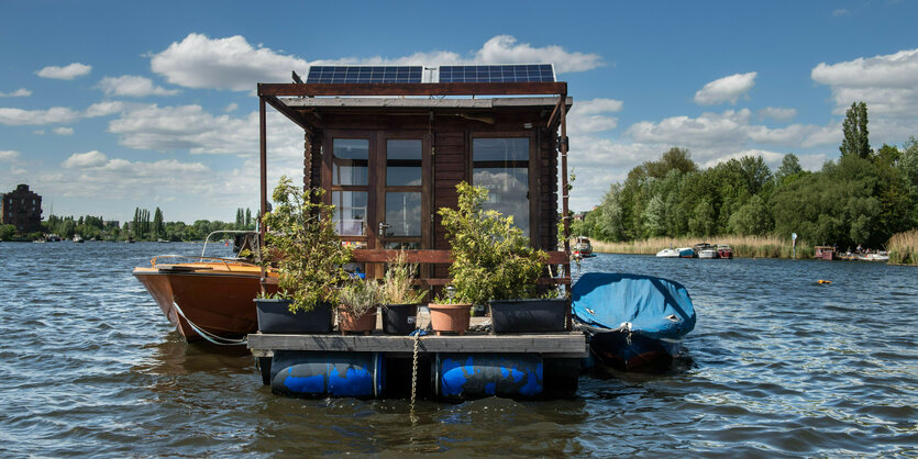 Ein Hausboot liegt in der Rummelsburger Bucht