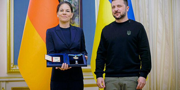 Außenministerin Annalena Baerbock bekommt vom ukrainischen Präsidenten Wolodymyr Selensky den "Orden des Fürsten Jaroslaw des Weisen" verliehen