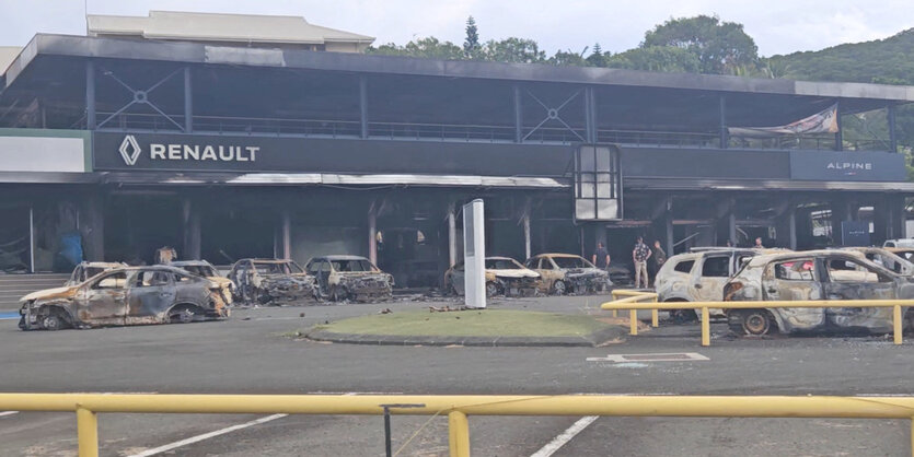 Ausgebrannte Autos und Zerstörung vor einem Renault-Autohaus in Noumea