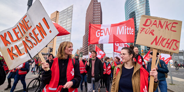 Streikende Lehrer:innen mit Schildern auf dem Potsdamer Platz