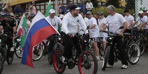 Tschetscheniens Präsident Ramsan Kadyrow bei einer Fahrrad-Ralley in Grozny.