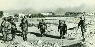 Ein historisches Foto zeigt Franzöische Fallschirmjäger 1956 in Port Said