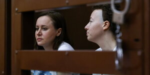 Swetlana Petritschuk (links) und Schenja Berkowitsch in einer Zelle im Gerichtssaal im Juni 2023