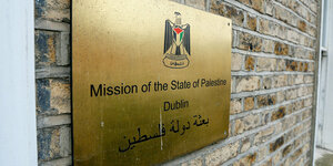 Schild des palästinensischen Missionsbüros in Dublin