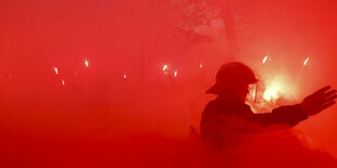 Feuerwehrmann beim Löschen