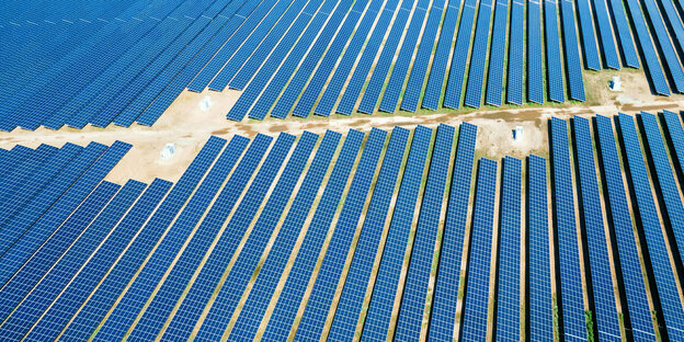 Luftaufnahme des größten Solarparks Mecklenburg-Vorpommerns an der Autobahn 19