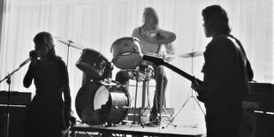 DIe Punkband Zwitschermaschine in der Schauspielschule Berlin, 1982. Zu sehen sind Cornelia Schleime, Wolfgang Grossmann und Ralf Kerbach