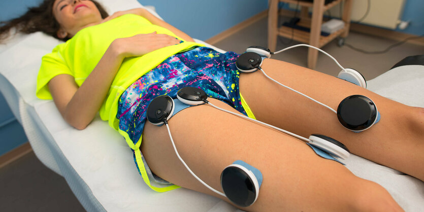 Elektrostimulation des Quadrizeps in einer Physiotherapiepraxis