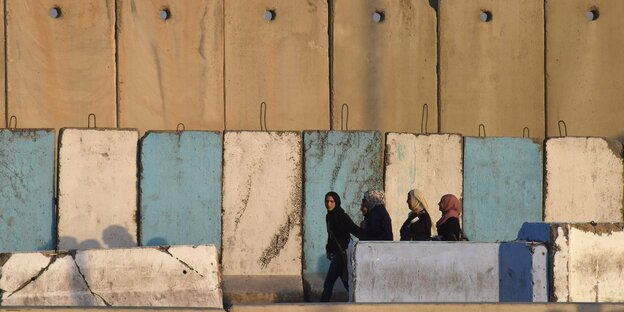Palestinenserinnen vor einer Mauer des Checkpoints auf dem Weg zur Al-Aqsa-Moschee in Jerusalem