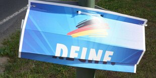 Zerknittertes AfD-Wahlplakat