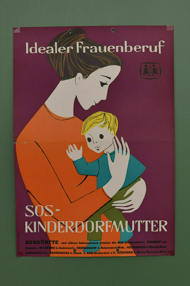 Ein Plakat mit der Aufschrift " Idealer Frauenberuf - SOS-Kinderdorfmutter"