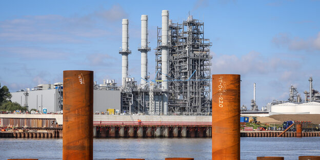 Arbeiter stehen auf der Baustelle des LNG Terminals an der Elbe in Stade. Der Anleger für verflüssigte Gase soll im Winter 2023/24 fertiggestellt werden