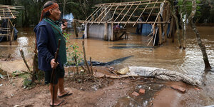 Ein Mann schaut auf seine überflutete Hütte außerhalb von Porto Alegre