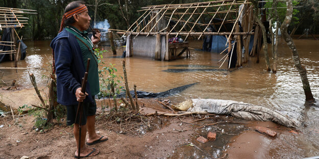 Ein Mann blickt auf seine überflutete Hütte außerhalb von Porto Alegre