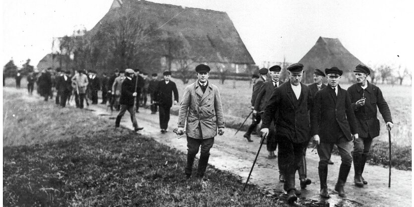 Ein historisches Foto zeigt Landvolk-Bauern beim Aufmarsch in Beidenfleth bei Itzehoe.