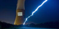 Projektionen mit Anti-Atomkraft-Spruch am AKW Isar 2 für die Abschaltung der deutschen Atomkraftwerke