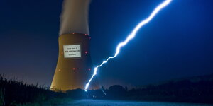 Projektionen mit Anti-Atomkraft-Spruch am AKW Isar 2 für die Abschaltung der deutschen Atomkraftwerke