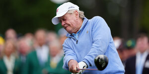 Der betagte Jack Nicklaus bei einem Golfschlag