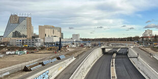 Leere, unfertige Autobahntrasse neben dem Estrel-Hotel in Neukölln