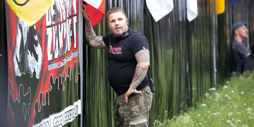 Der Neonazi Tommy Frenck beim Rechtsrockkonzert "Rock gegen Überfremdung"