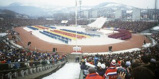 Blick in den Innenraum eines Stadions