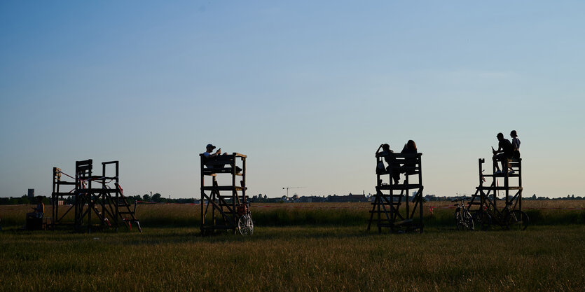 Das Bild zeigt das Tempelhofer Feld bei Sonnenuntergang