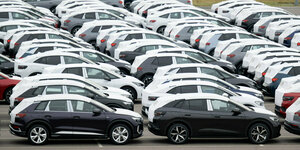 Auf einem Parkplatz im Werk von Volkswagen in Zwickau stehen viele Neufahrzeuge vor der Auslieferung